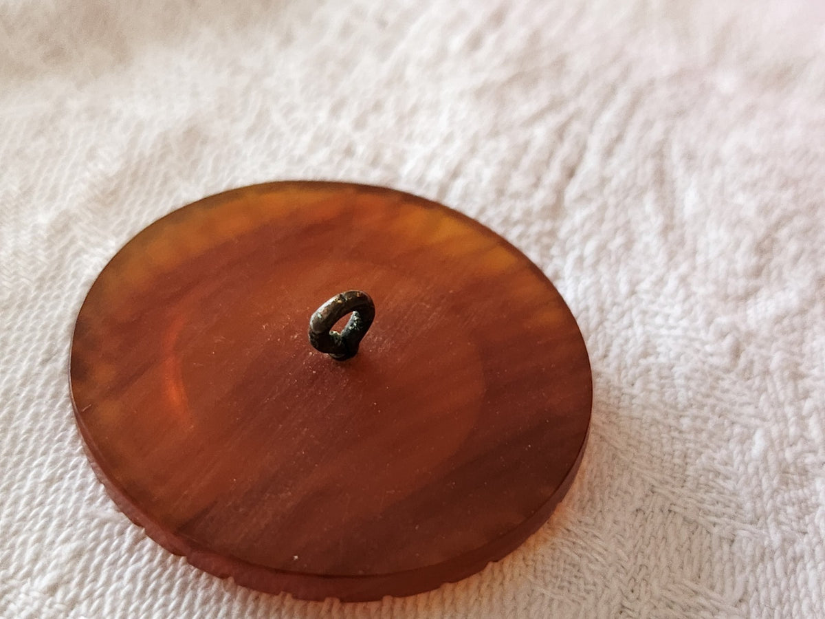 Gros  bouton ancien ecaille roux pied laiton  3,3 cm G18D
