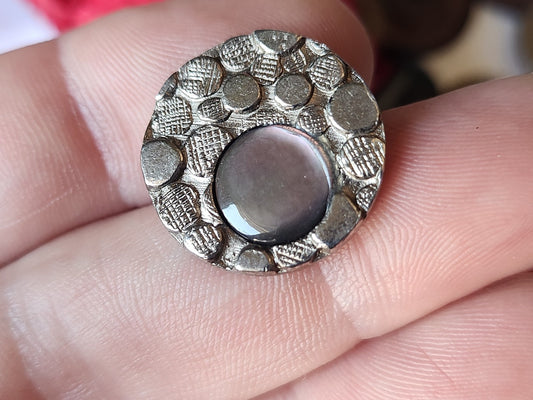 bouton ancien metal argenté  coeur en nacre 2 cm vintage pied  D11B