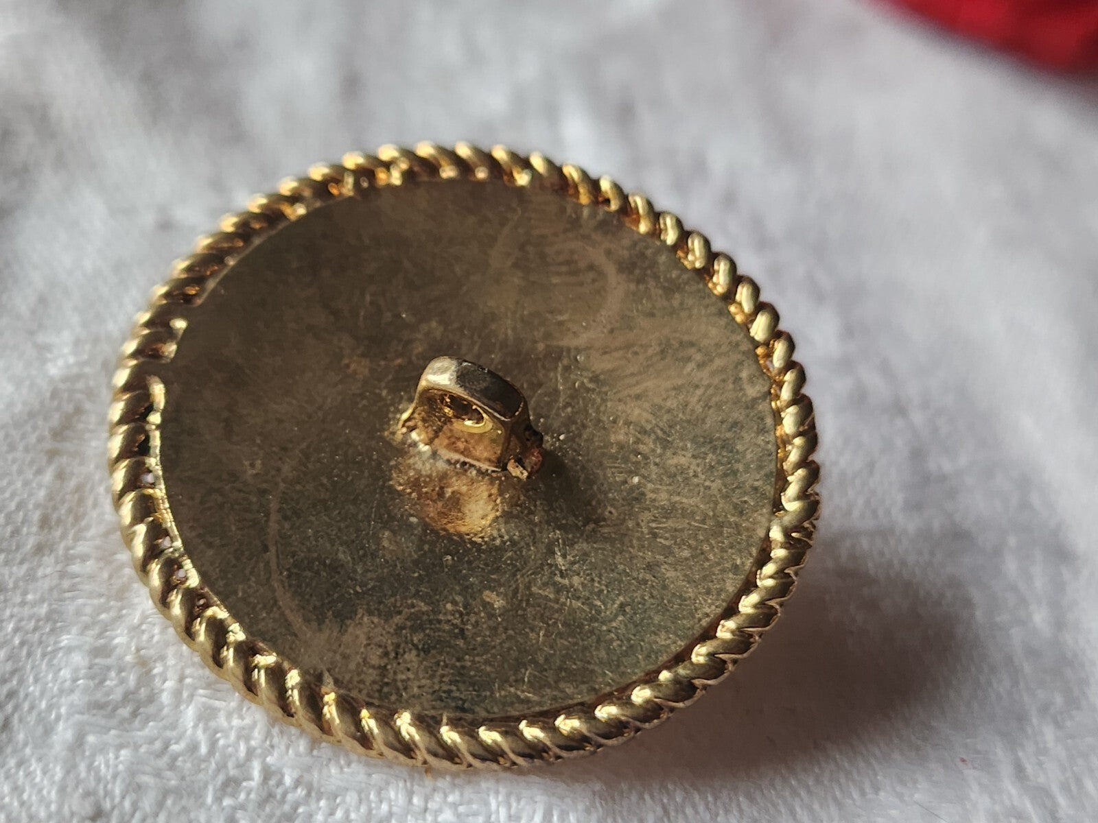 Gros bouton vintage en métal doré  coeur bleu  parurier createur 3,5 cm ref 1422