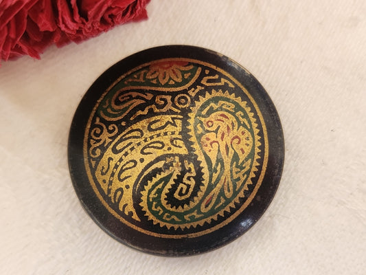 bouton ancien en celluloïd motif fond noir  à pied  2,6 cm D7L