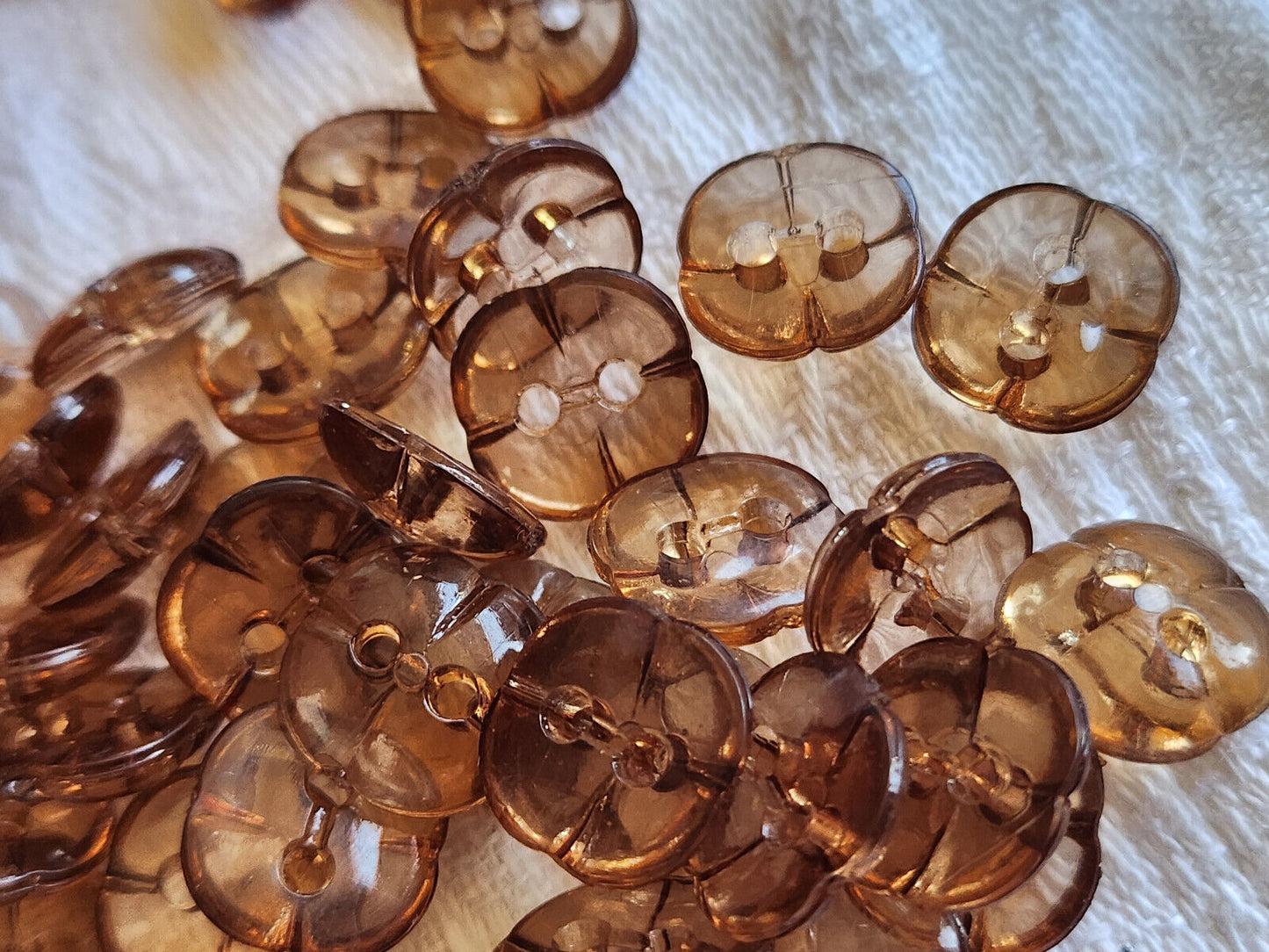 Lot 24 petits boutons vintage marron transparent trous 1,1 cm ref 920
