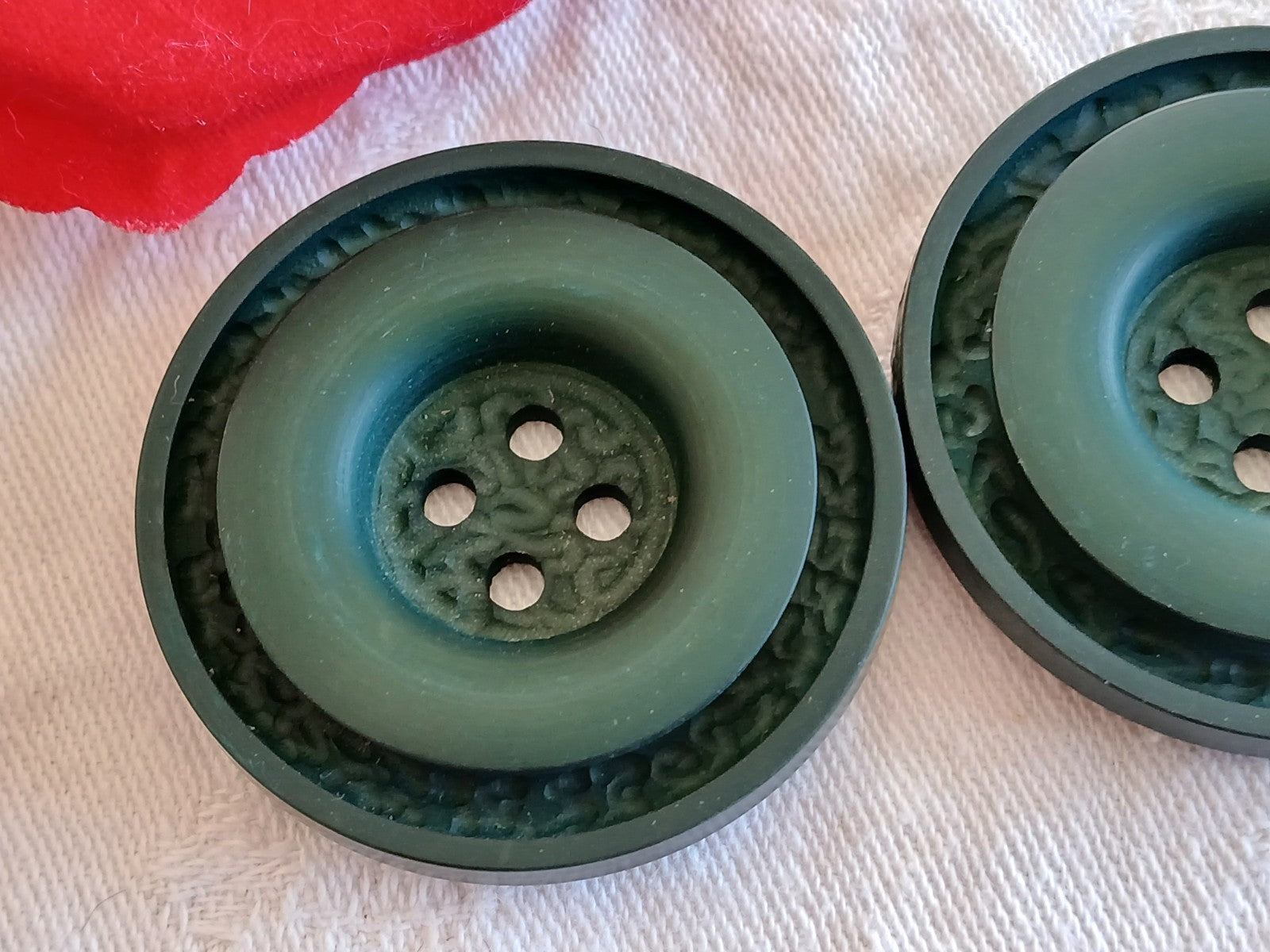 Duo énormes boutons vintage vert mat motif relief  4,4 cm XXL 44 mm ref 6462