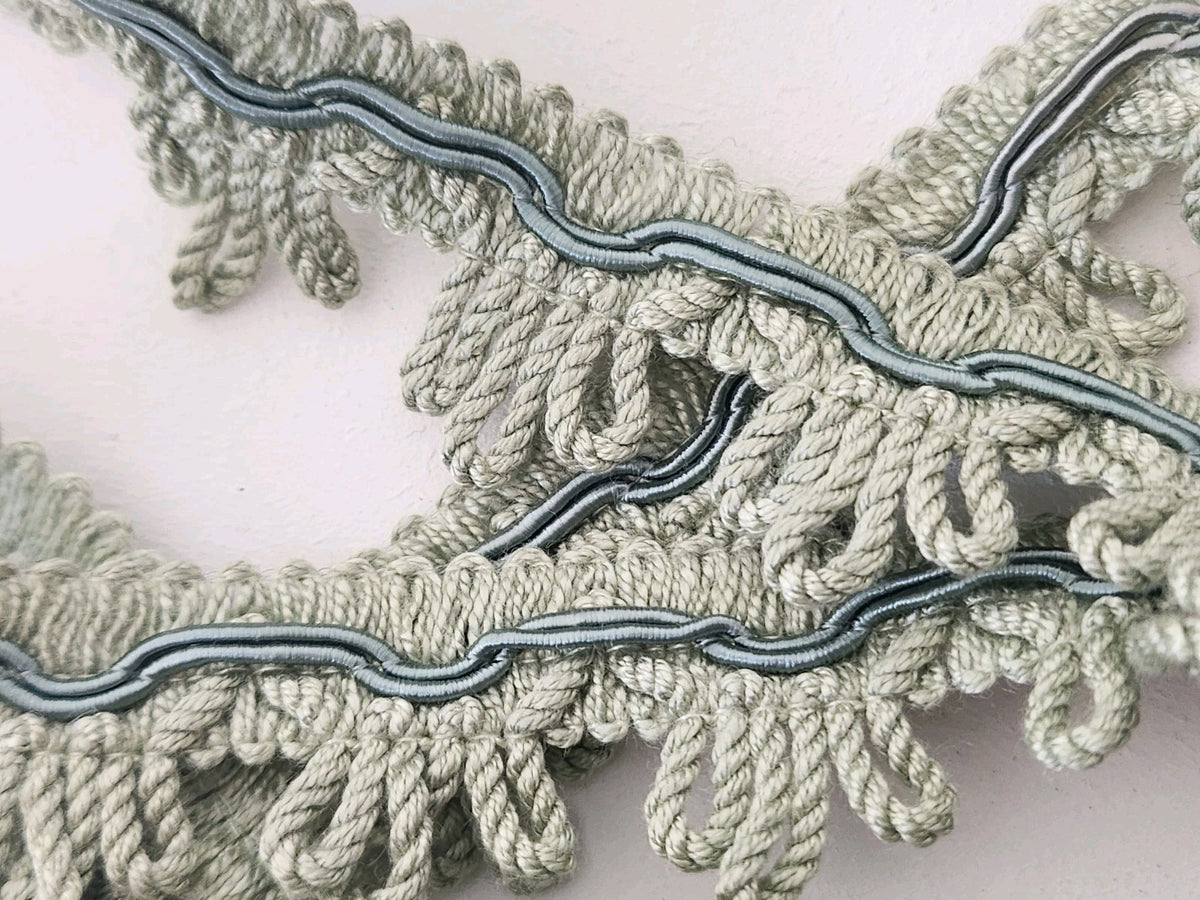 Galon vintage vert bouclette liseré haut satiné joli 2 mètres sur 2 cm A1