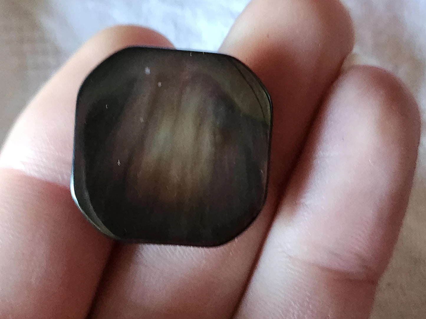 Bouton en nacre vintage superbe reflet marron carré pied 2,4 cm D19A