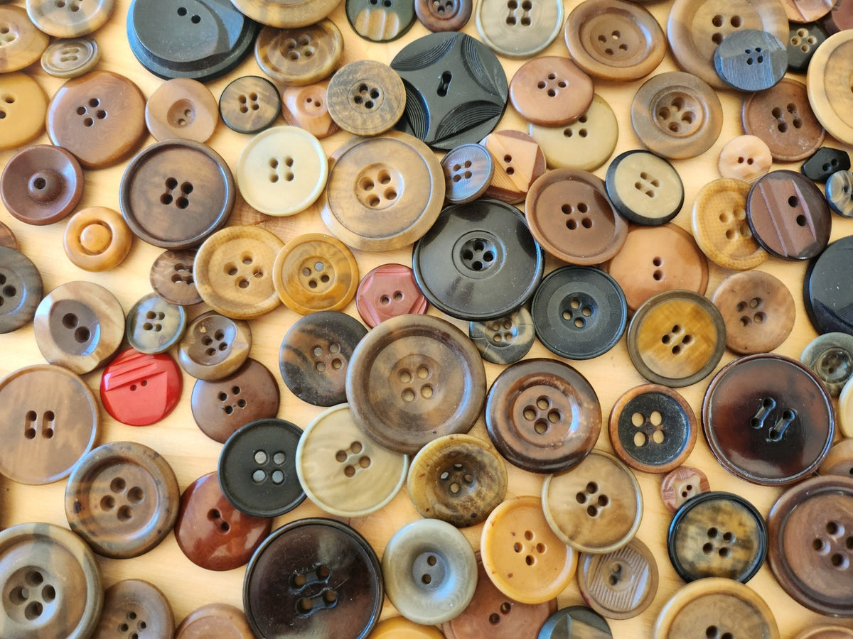 Gros lot de boutons anciens en corozo à trous un peu moins de 500 grammes T10