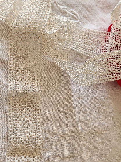 Dentelle ancienne entre deux blanche large 1 mètre 02 sur 3,3 cm  T2-8
