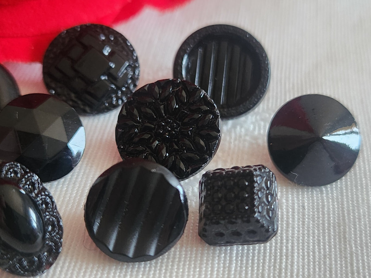 Lot 10 boutons anciens vintage  en verre noir  panaché 0,9 à 1,4 cm ref 6238