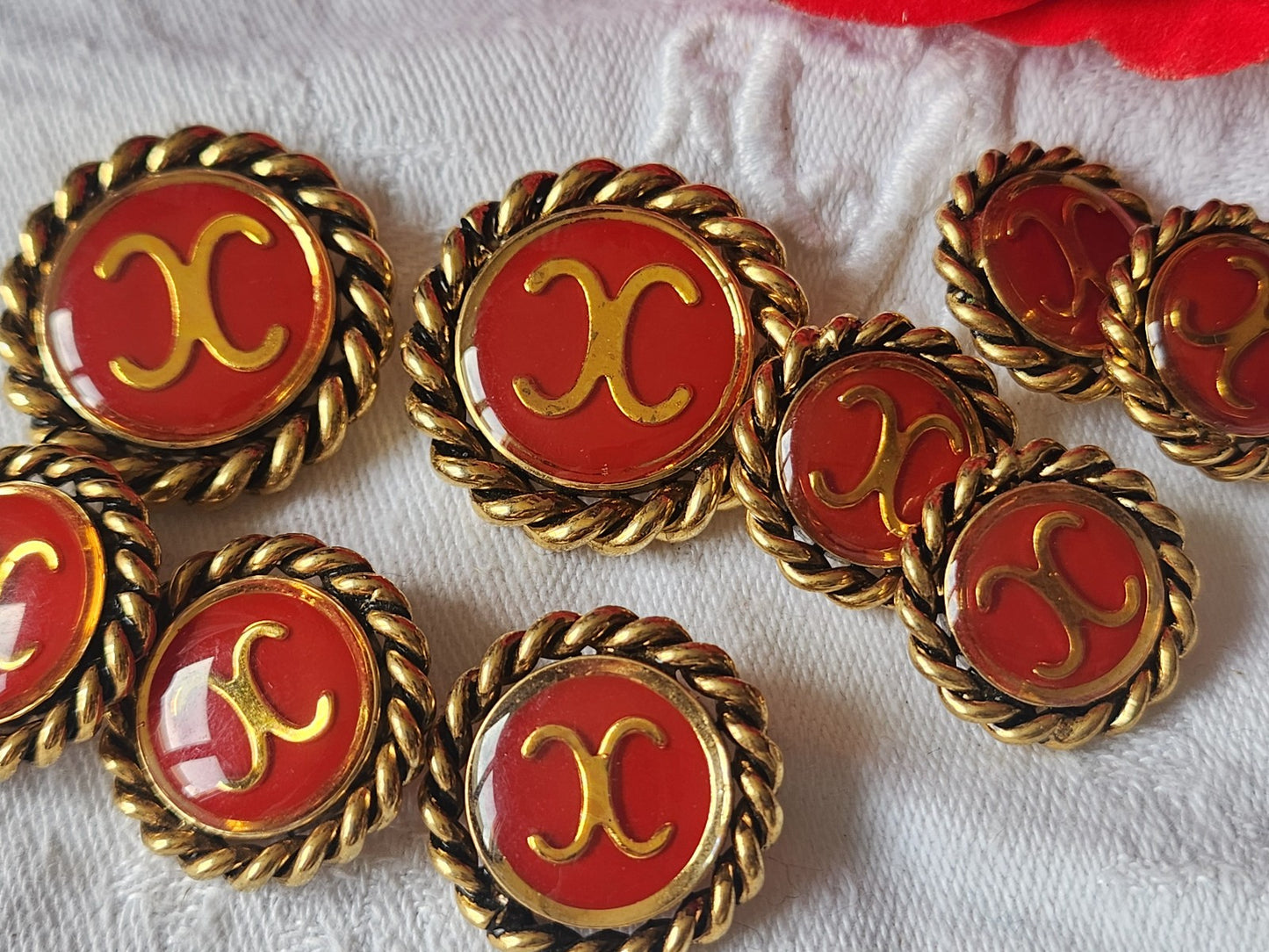 Lot 9 boutons vintage en métal doré lourd rouge panaché 1,9 à 2,7 cm ref 2083