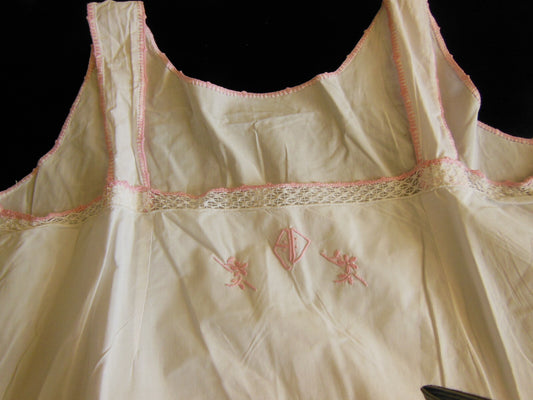 Chemise de nuit ancienne broderie rose monogramme AD  B1