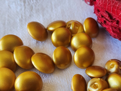Lot 33 boutons jaune doré fond d'atelier 1cm à 1,3 cm ref 5054