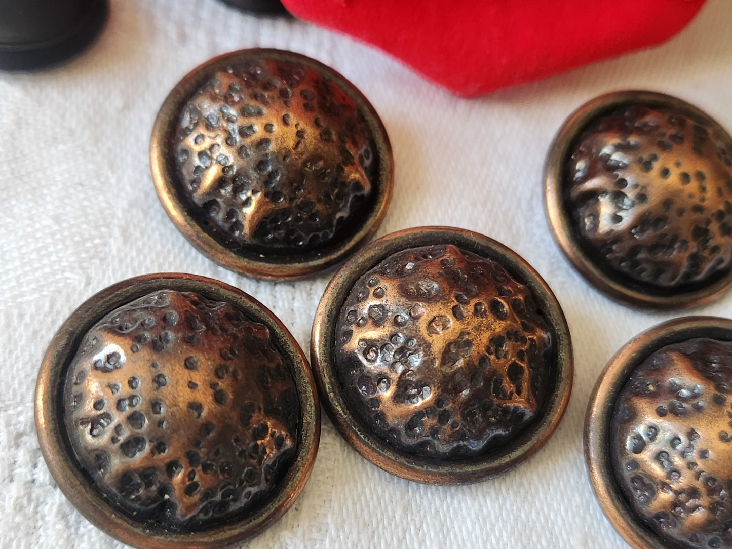 Lot 5 gros boutons vintage en metal cuivré 2,3 cm bombé pied ref 4881