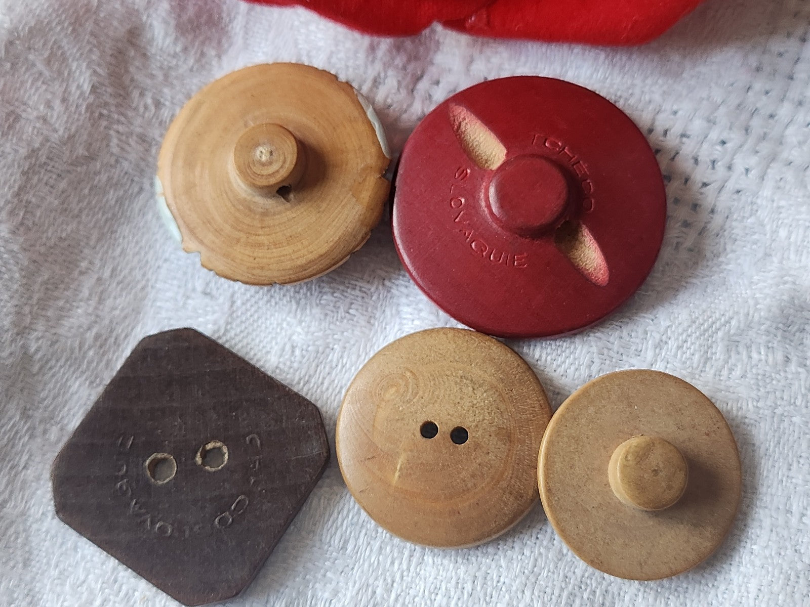 Lot 5 boutons anciens en bois peint  2,1  cm à 3 cm  ref 5681