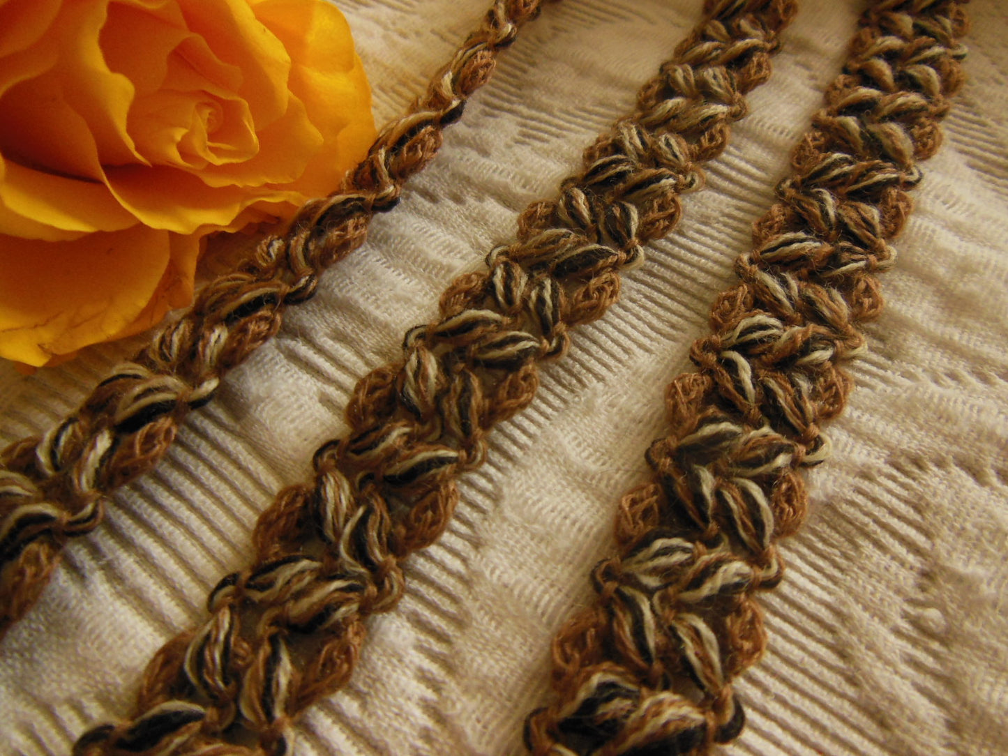 Galon ancien vintage camaïeu marron blanc ajouré 3 mètres sur 1,5 cm A2 