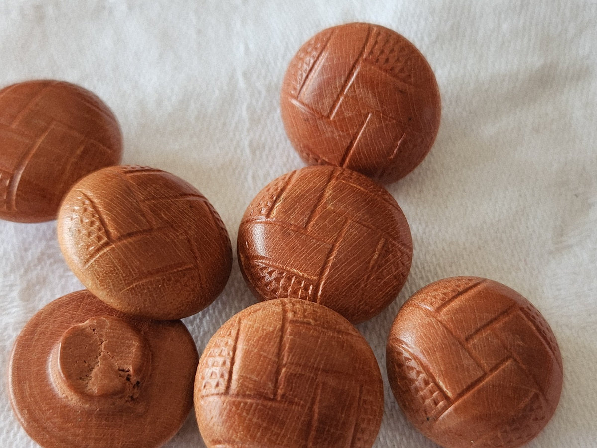 Lot 7 boutons anciens en bois bombé 1,7 cm pied ref 5980