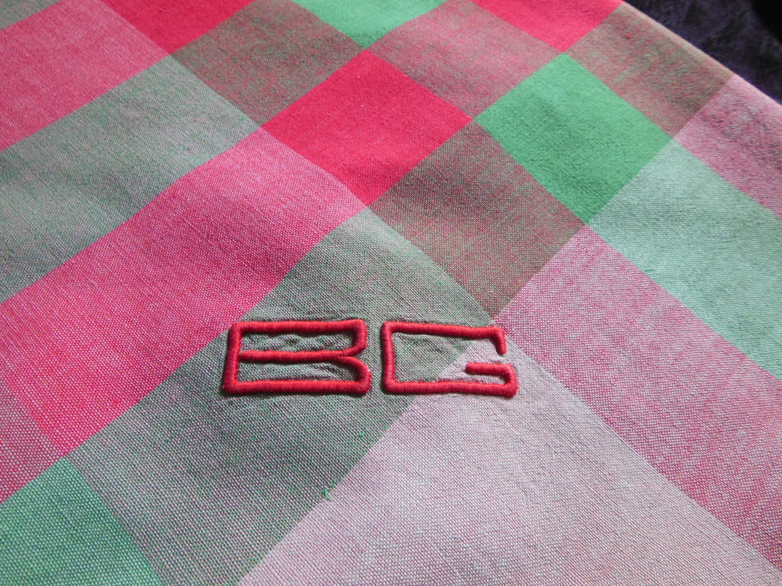 Nappe vintage a carreaux rouge vert double monogramme BG 1 m 92 sur  96 cm  B6