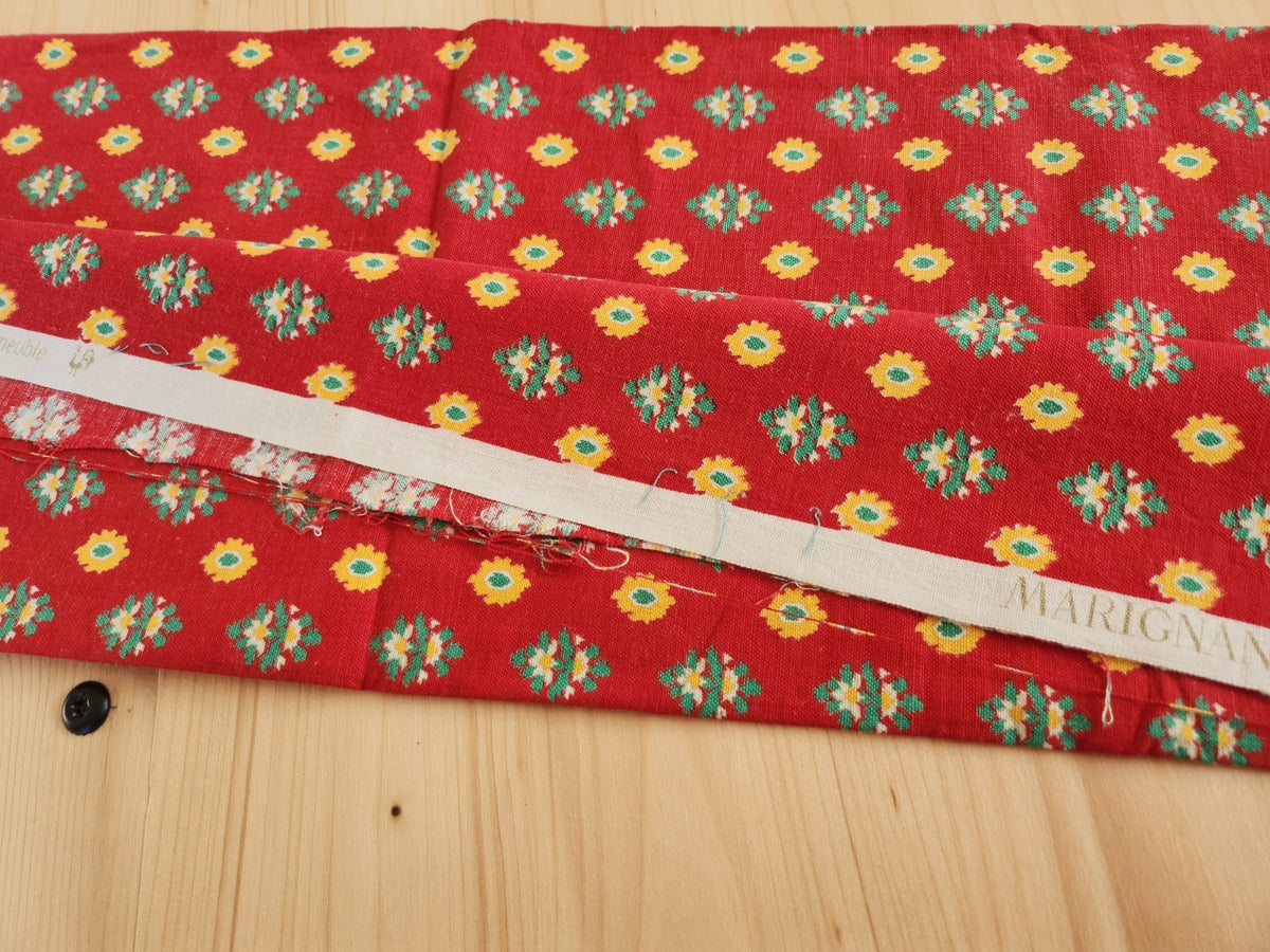 Ancien coupon de tissu rouge motif marignan 81 cm sur 84 cm B8