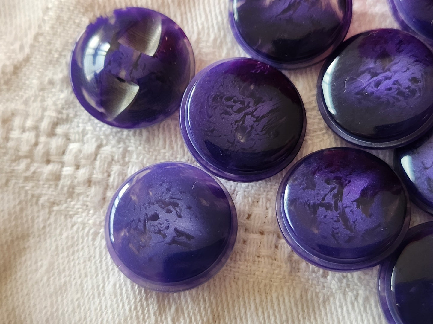 Lot 12 boutons vintage violet  veiné  pied transparent diamètre 1,7 cm ref 6413