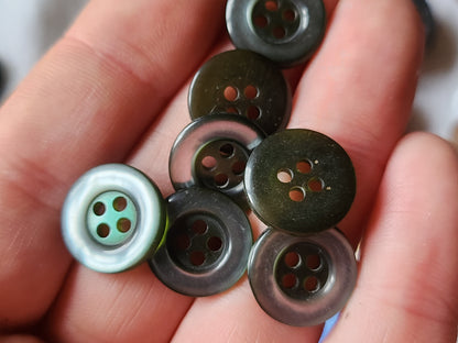 Lot 36 boutons vintage vert reflet nacré trous 1,5 cm ref  2912