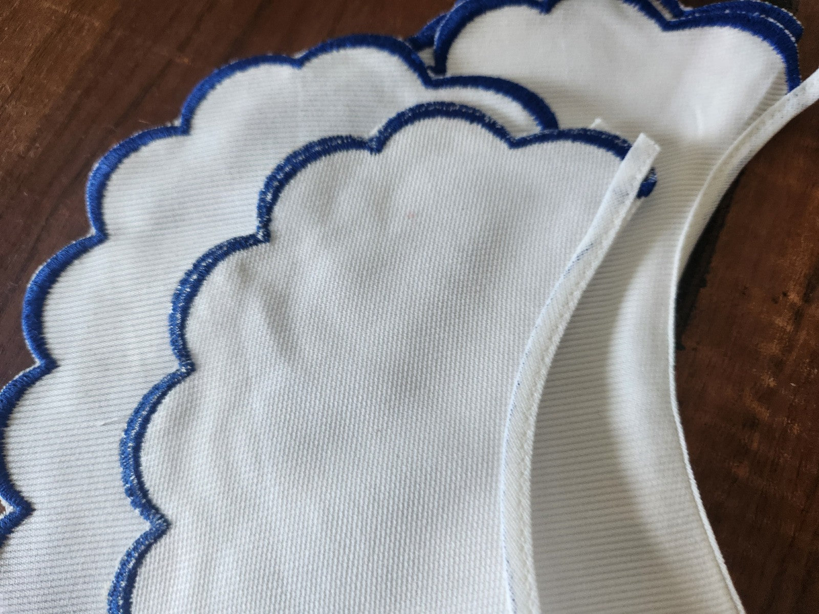 Ancien  col en tissu tramé broderie bleu feston à l'unité  B3-1