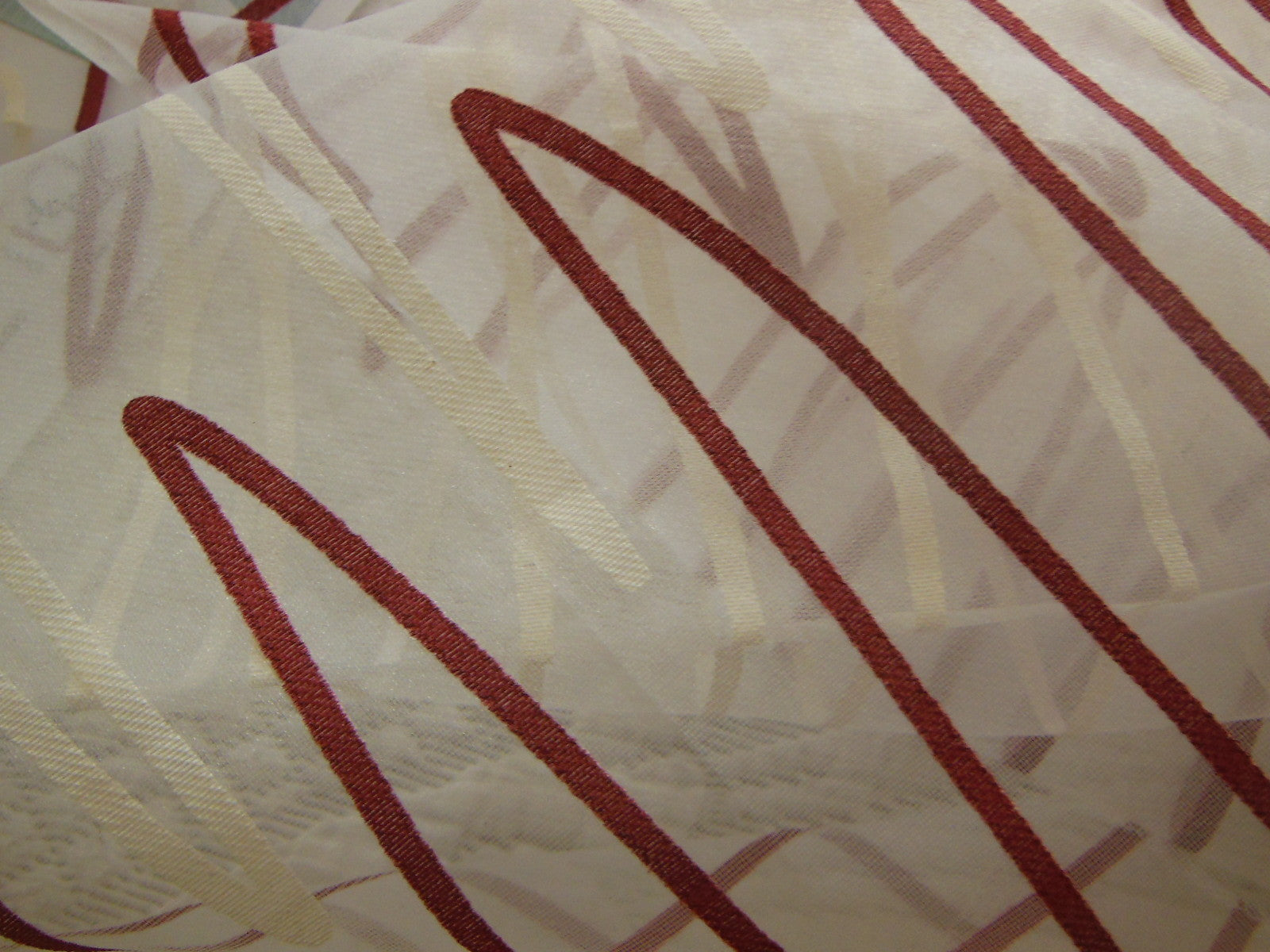 Coupon tissu voilage  zig zag blanc lie de vin/ rouge  98 cm sur 1 m 09 B3