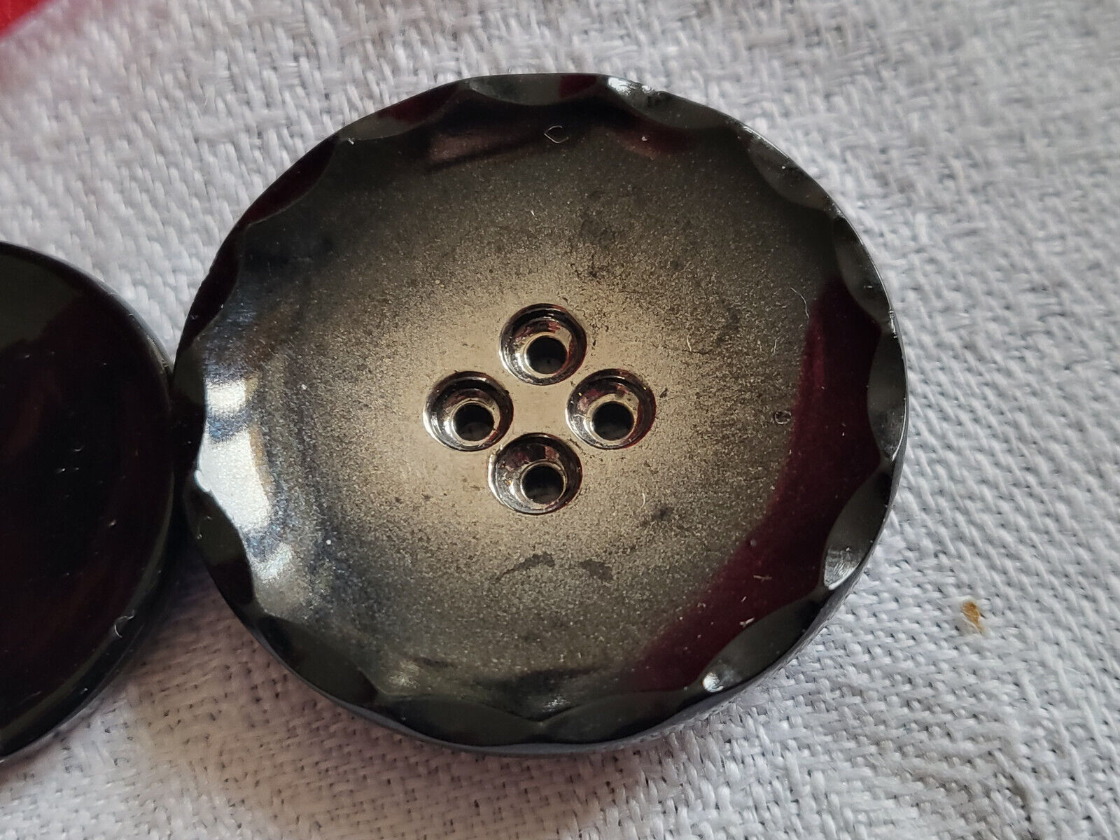 Duo boutons anciens en verre noir et argenté à trous  2,3 et 2,8 cm D17D