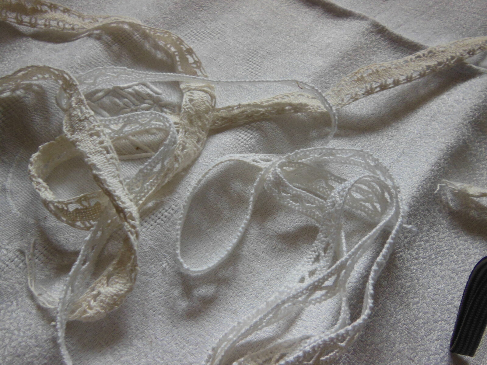 Duo petits coupons de dentelle ancienne 90 cm et  1 mètre 20  T15-37