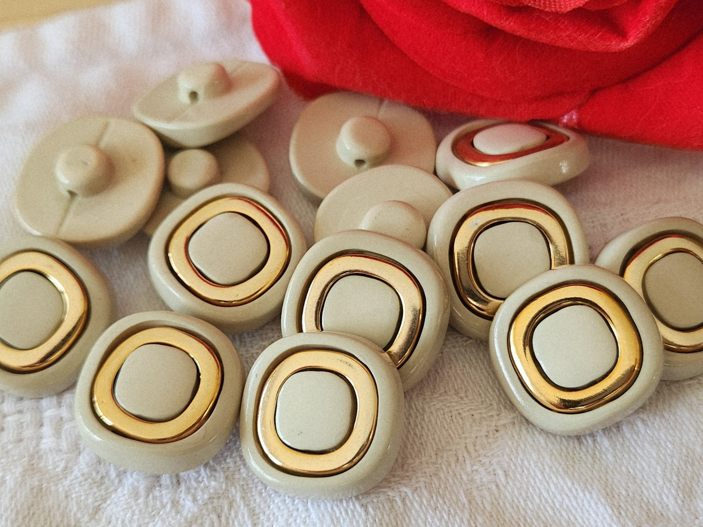 Lot 10 boutons vintage beige ? doré pied 1,8 cm travaillé ref 3855