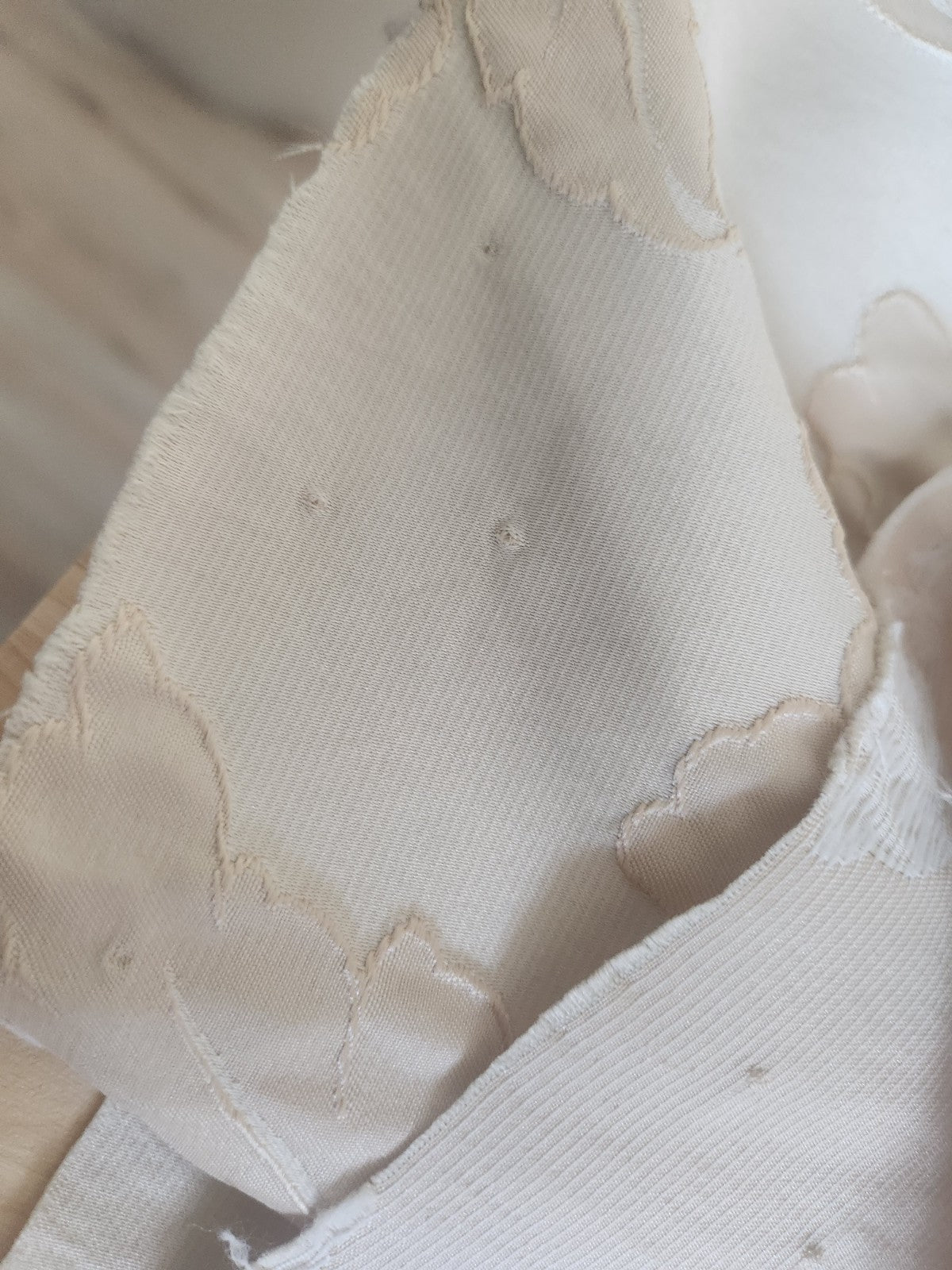 Ancien coupon de tissu damassé beige écru relief 205 cm sur 61 cm B5