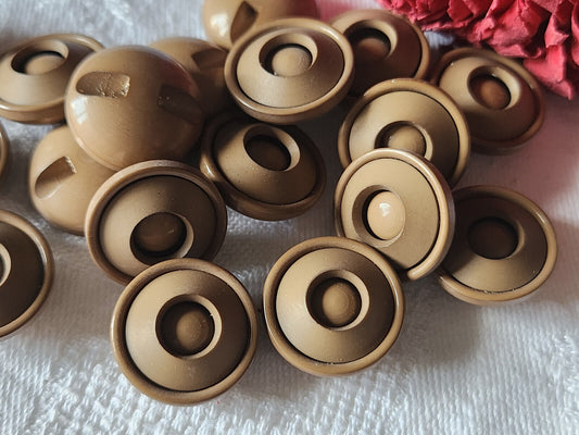 Lot 16 boutons vintage marron travaillé  à pied 1,7  cm  ref 3405