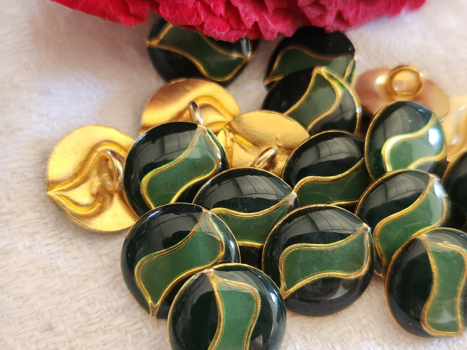 Lot 6 petits boutons en métal bicolore vert deux tons 1,2 cm ref 6039