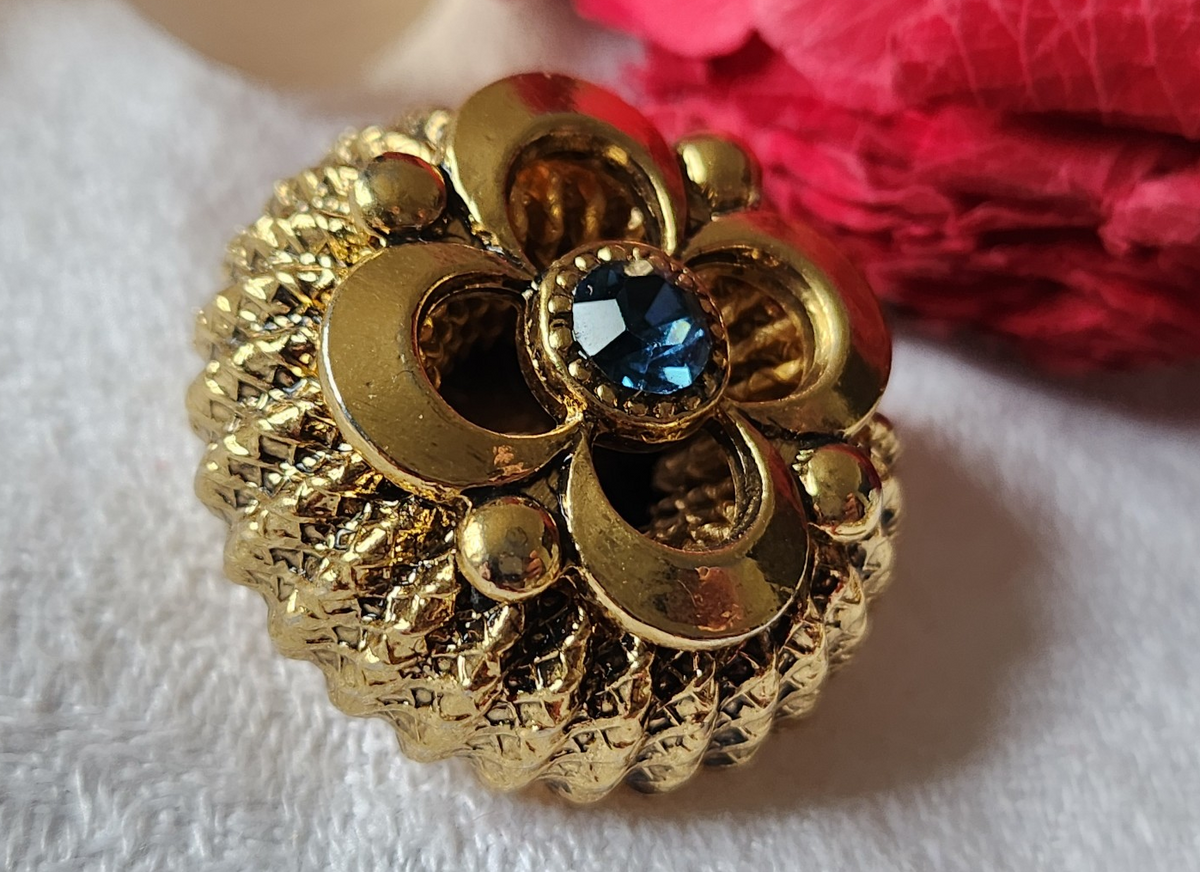 Gros bouton vintage métal doré volume coeur strass bleu 2,8 cm bijoux ref 2688