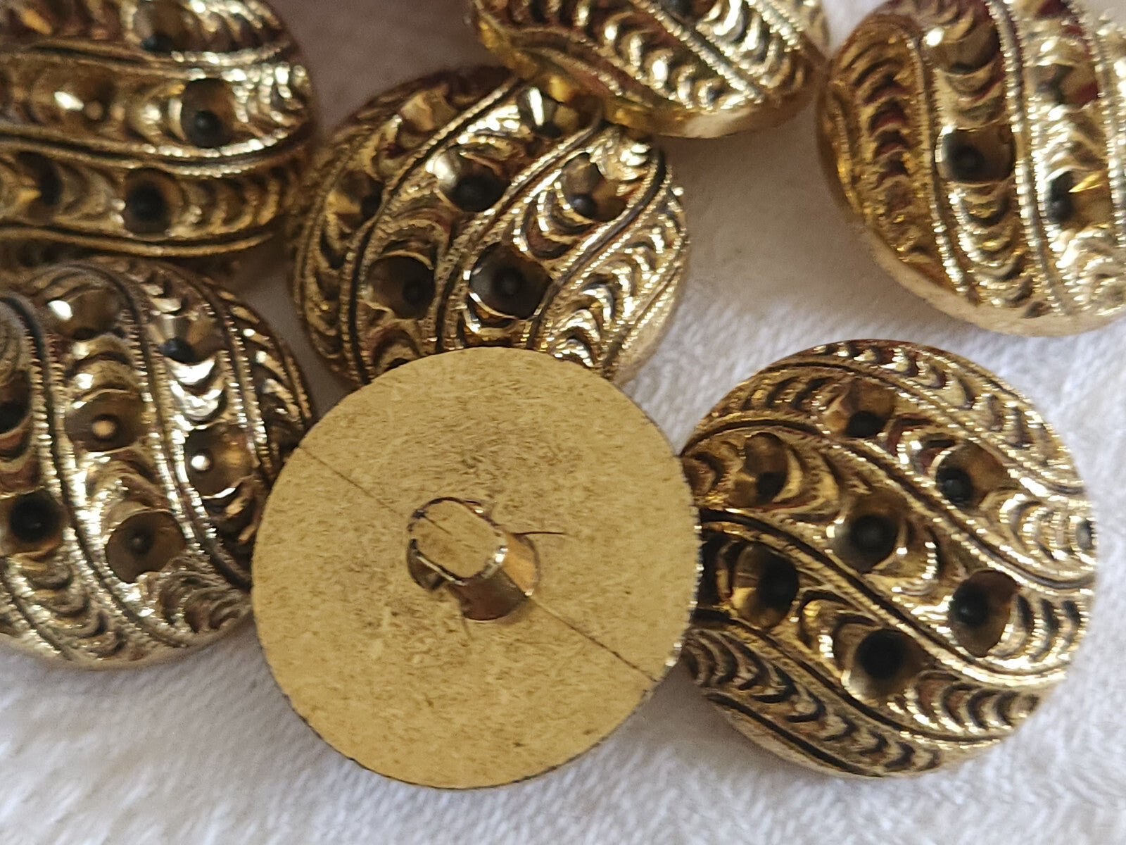 Lot 8 gros boutons vintage acrylique doré à strasser tel q pied 2,3 cm ref 4921
