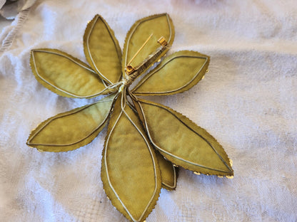 Ancien ornement chapeau vintage  modiste fleur montée sur broche 12 cm T0-15