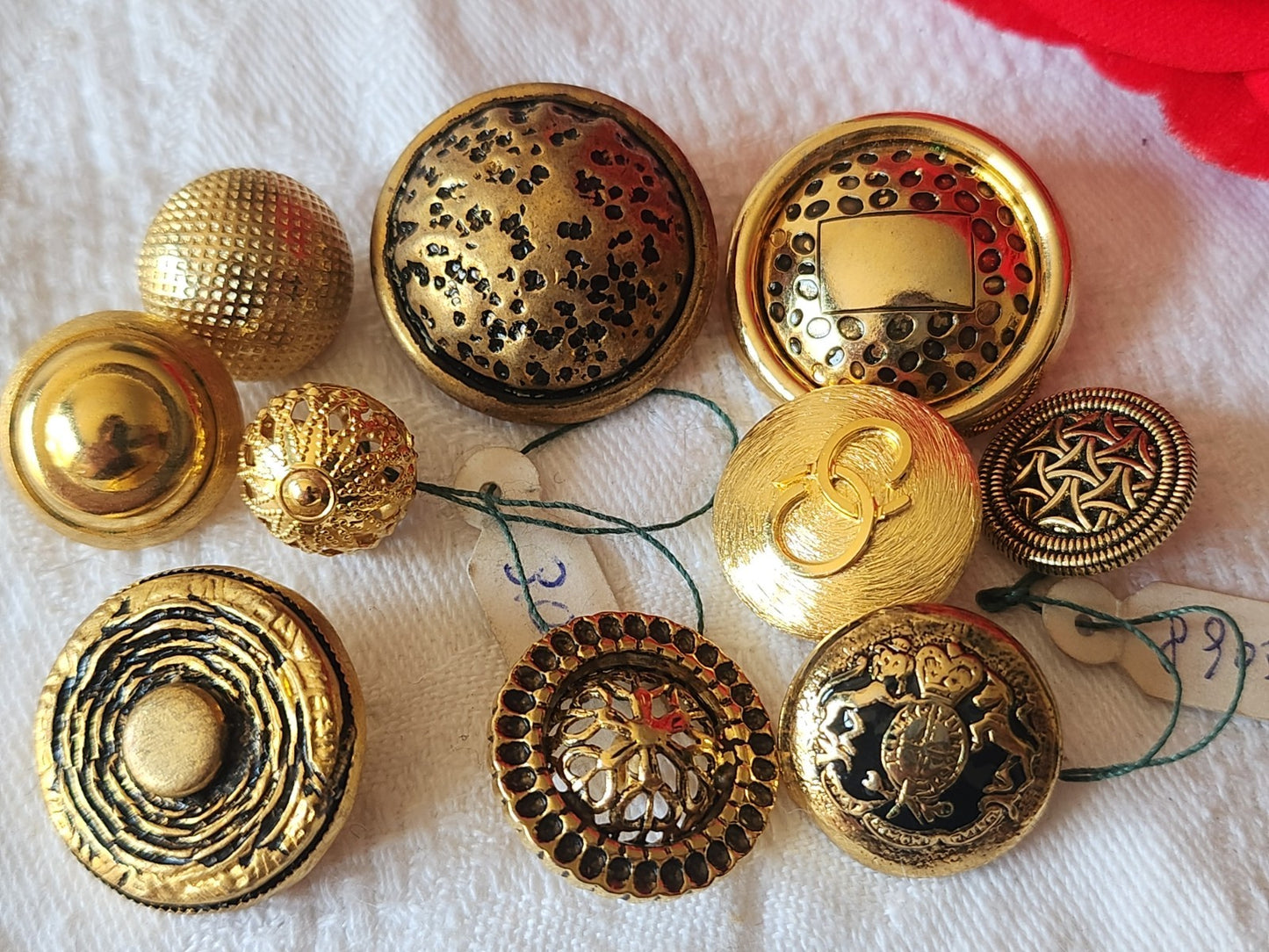 Lot 10 boutons vintage en métal doré 1,5 à 2,5 cm ref 6034