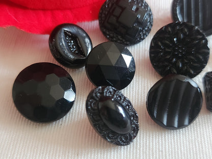 Lot 10 boutons anciens vintage  en verre noir  panaché 0,9 à 1,4 cm ref 6238