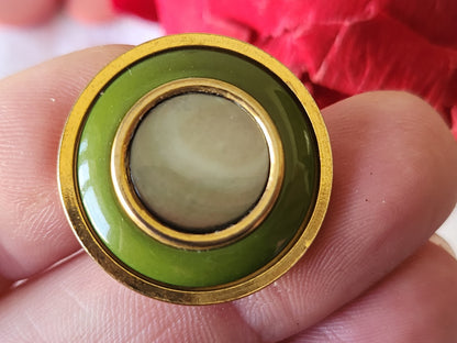 Gros bouton ancien en metal vert coeur en nacre 2,4 cm ref 3754