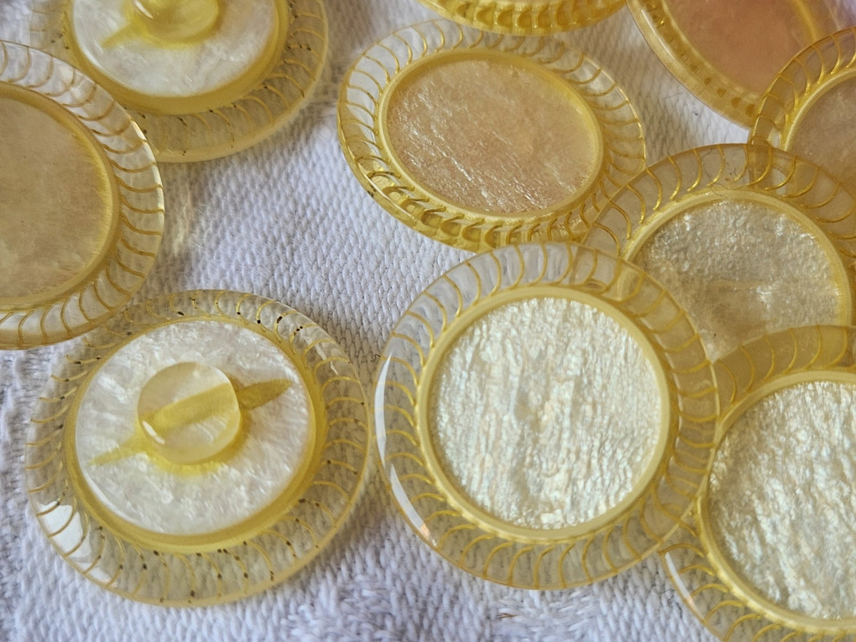 Lot 6 boutons vintage coeur jaune satiné nacré pied 2,2 cm ref 1444