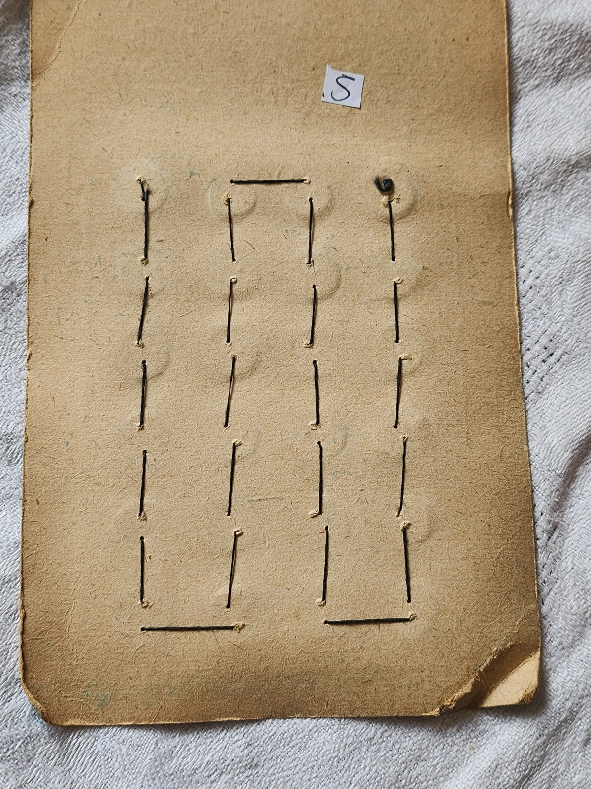 Plaque 24 boutons anciens en nacre gris 1,2 cm année 20/30 N°5