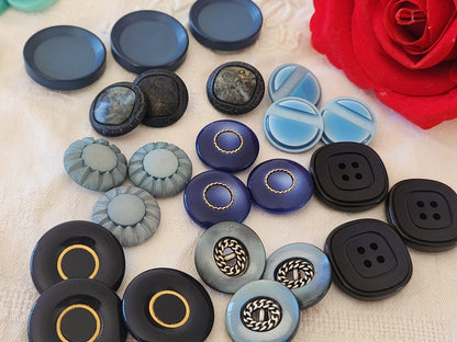 Lot 24  boutons vintage bleu trio 2,1 cm à 3 cm panaché ref 6065