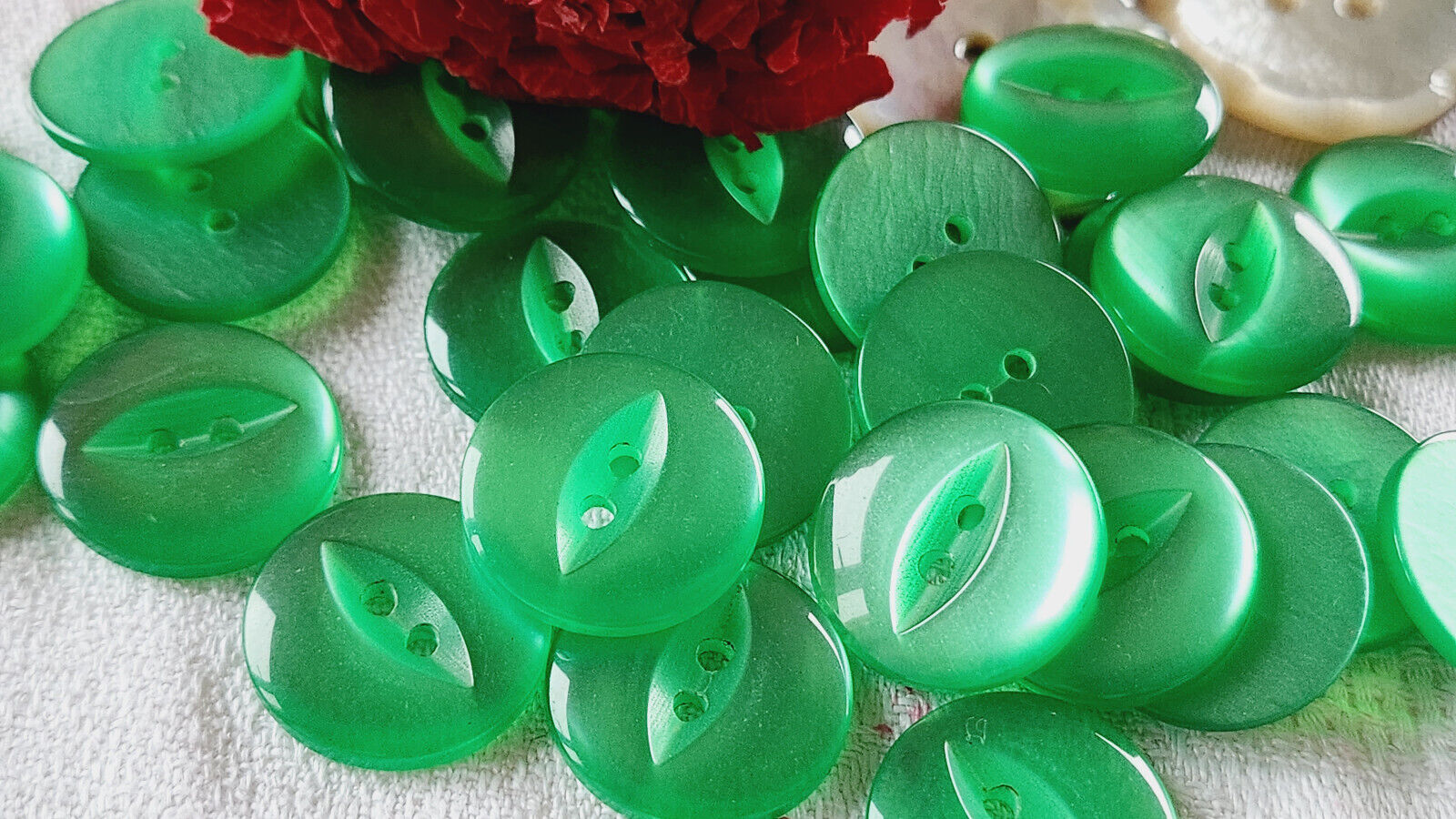 Lot 16 boutons vintage vert lumineux effet iminacre à trou 1,9 cm ref 690