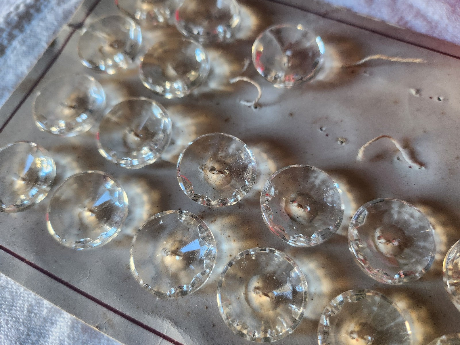 Plaque lot 18 boutons anciens en verre art deco transparent trous1,8 cm