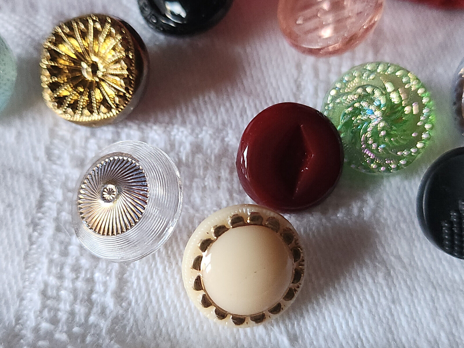 Lot 10 boutons anciens en verre colorés panaché 1,3 à 1,4 cm ref 3174