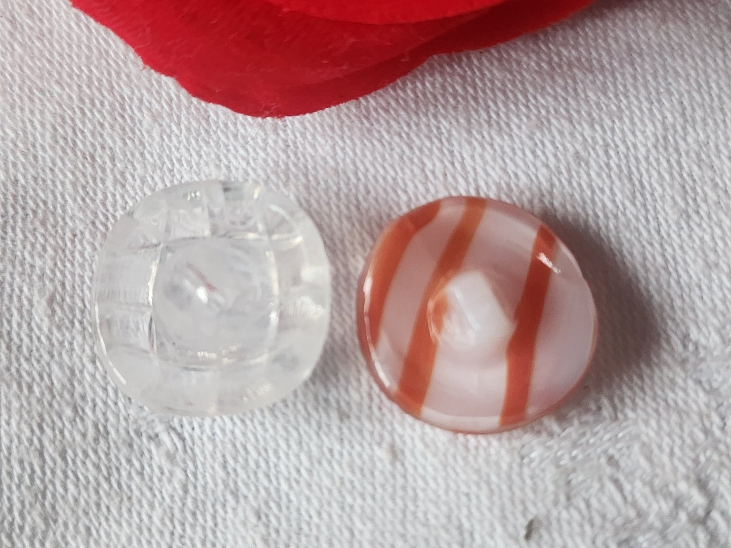 Duo boutons anciens en verre  motif  blanc  vintage 1,7 cm D10E