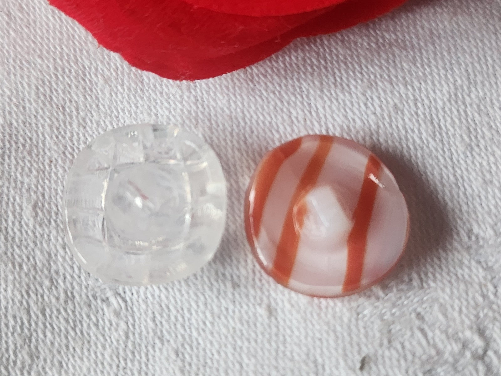Duo boutons anciens en verre  motif  blanc  vintage 1,7 cm D10E