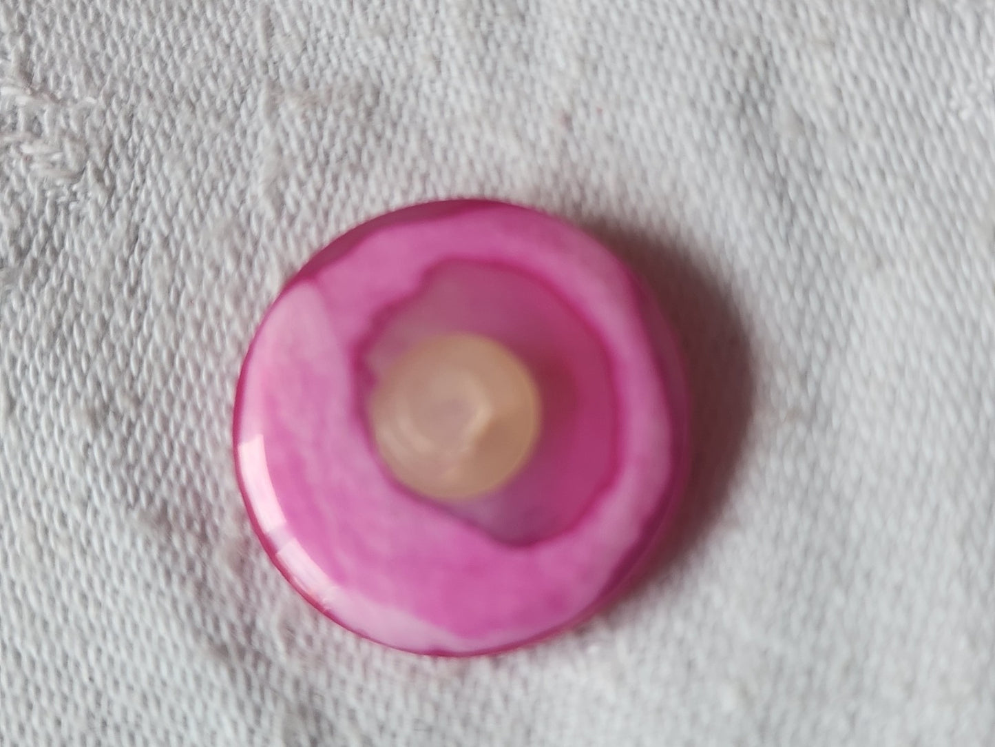 Bouton en nacre rose flashy travaillé pied 2,2 cm D16C