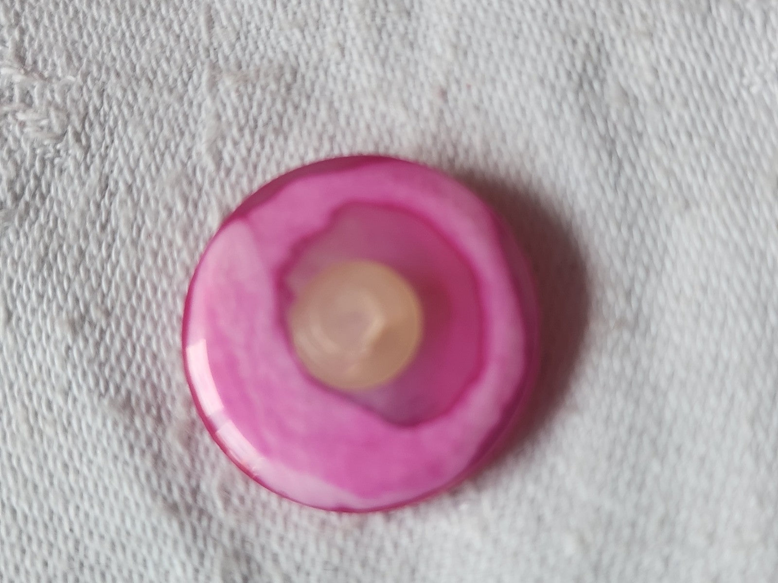 Bouton en nacre rose flashy travaillé pied 2,2 cm D16C