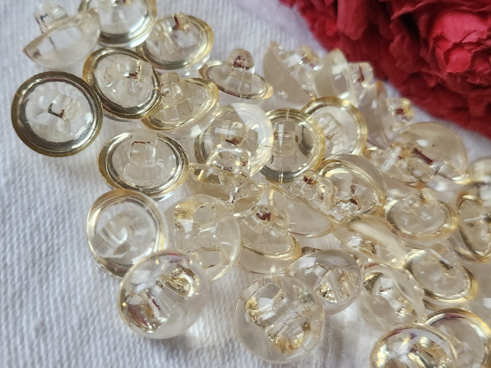 Lot 18 petits boutons vintage transparent legerment jaune pied 1,1 cm ref 949