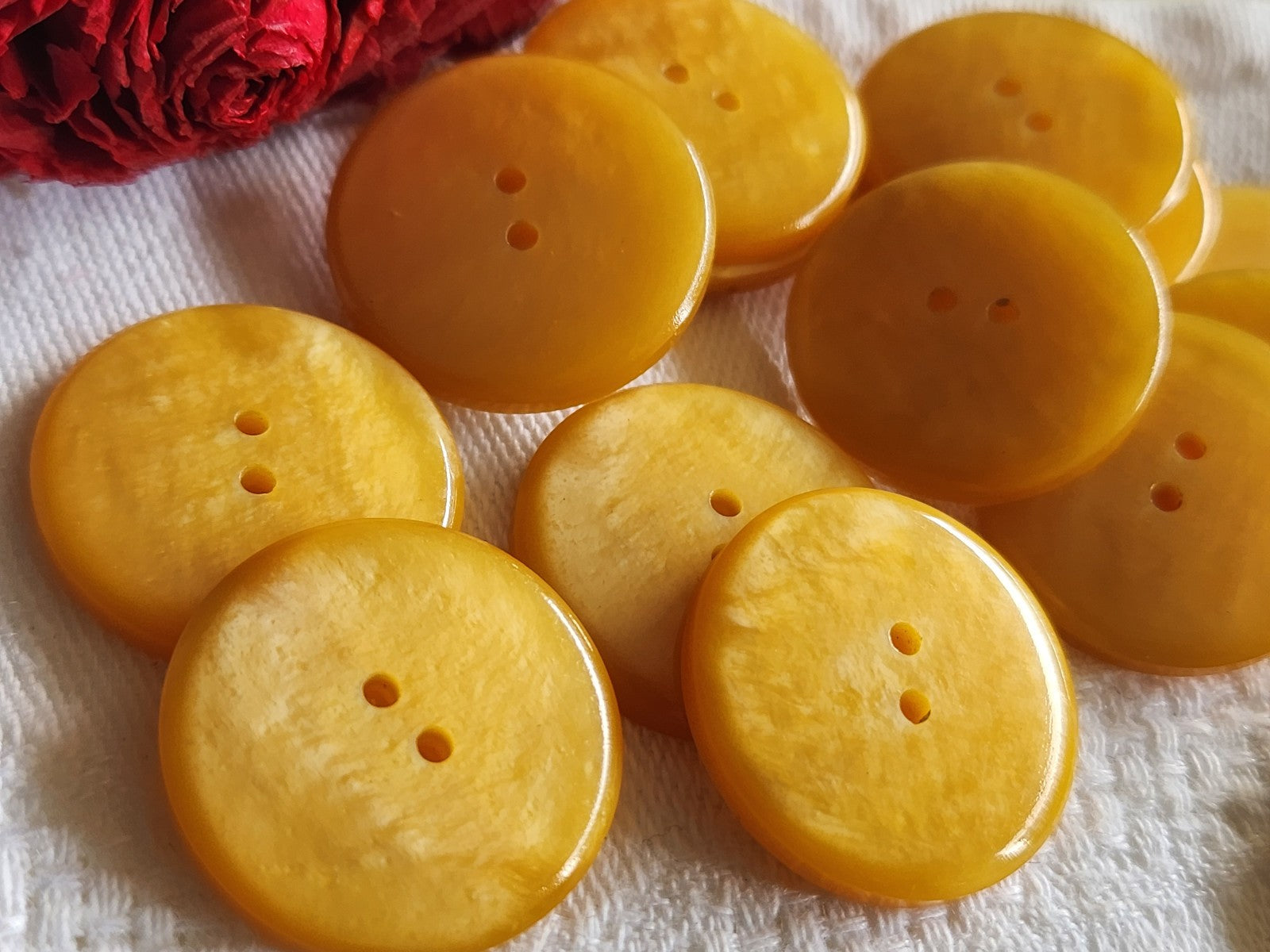 Lot 12 boutons vintage jaune marbré trous 2,3 cm ref 1202