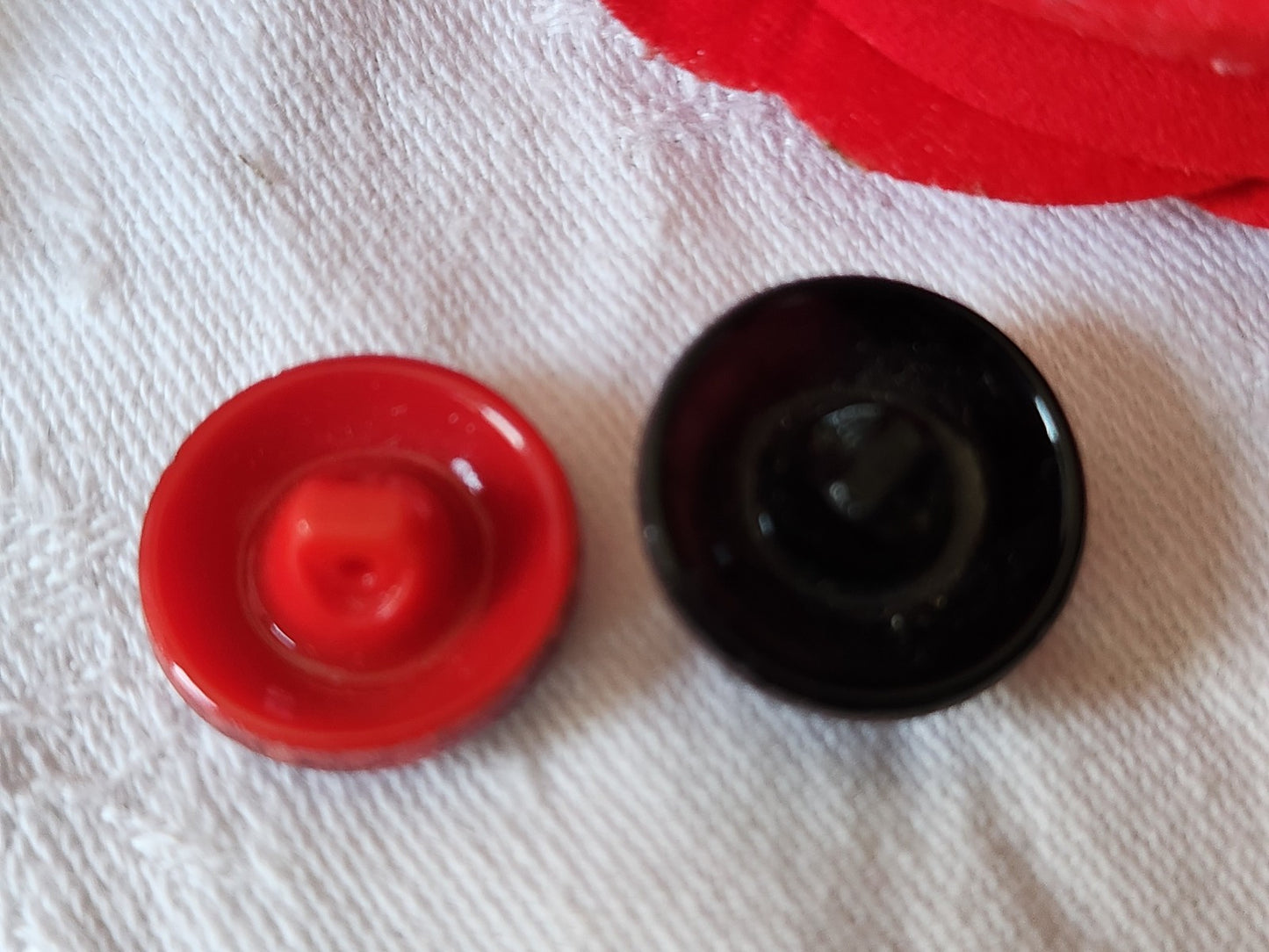 Duo boutons anciens en verre vintage rouge 1,8 et  1,7 cm G17L