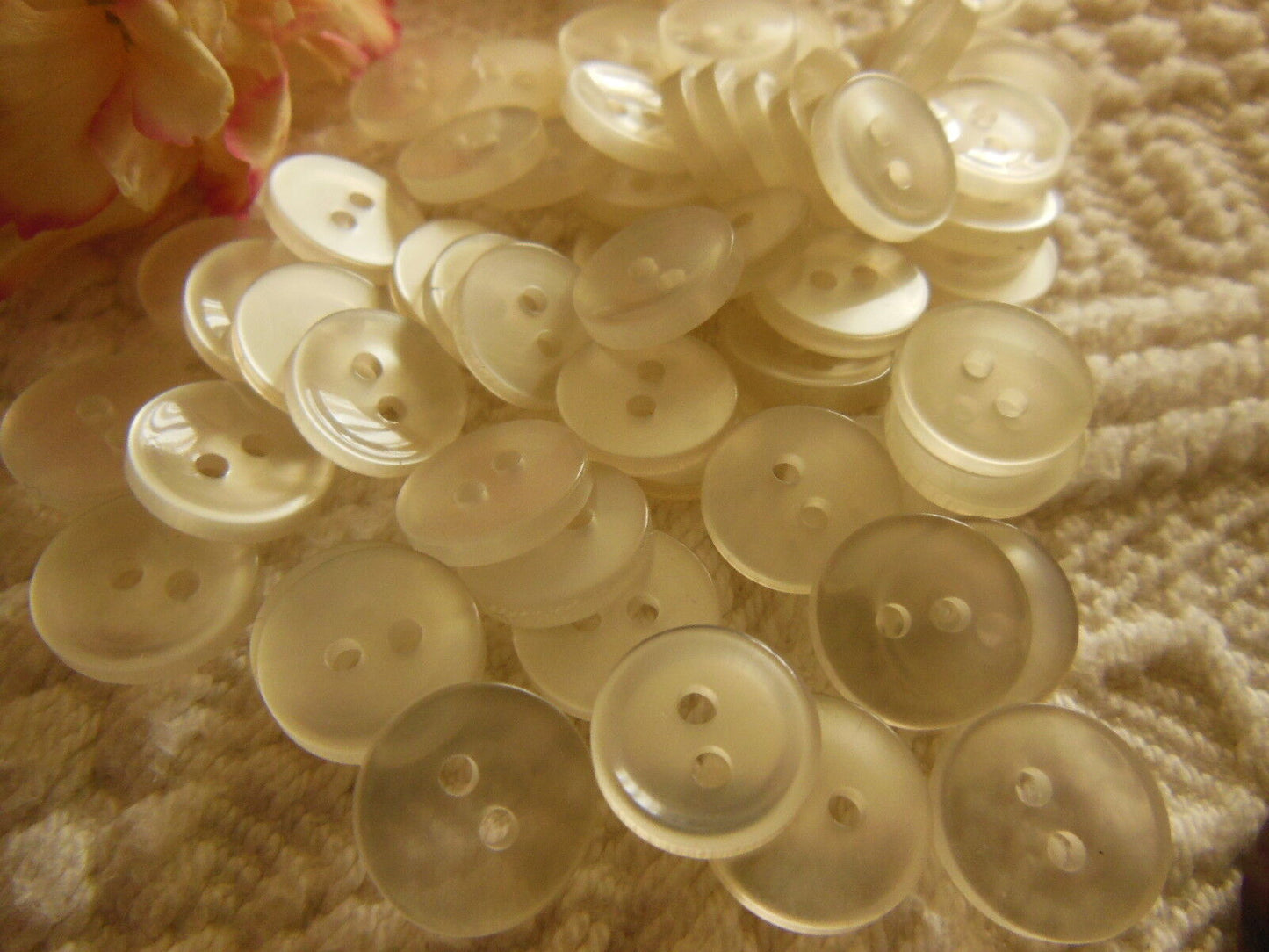 Lot 45 boutons vintage  blanc petits  style iminacre diamètre: 1,1 cm ref 1065